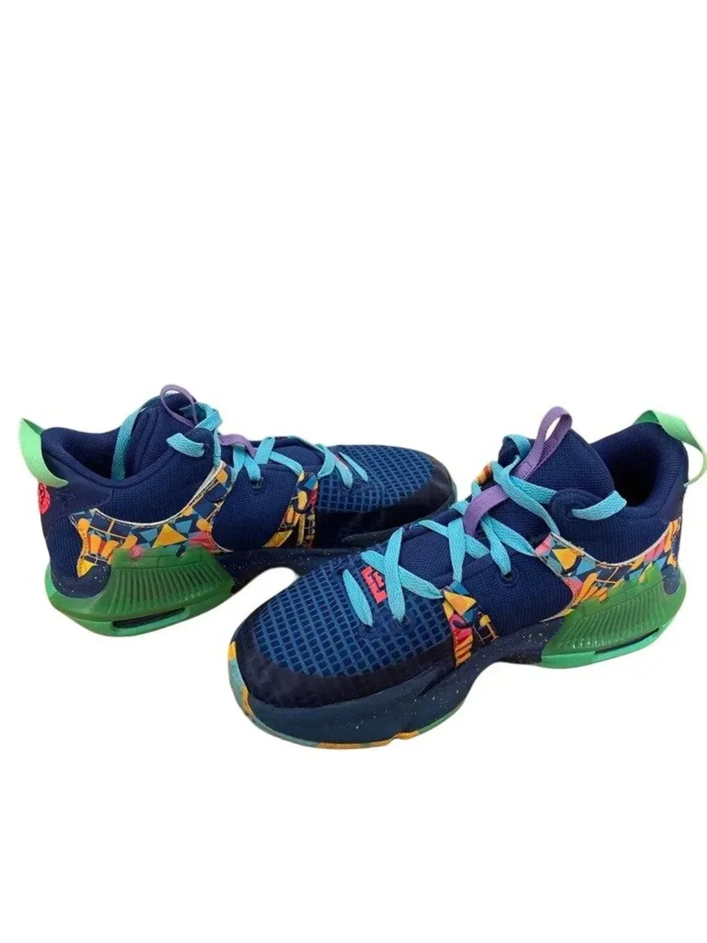 NIKE LeBron Witness 7 Mid Top Sneakers IN BOX Kaleidoscope Colorway SZ 5 YOUTH
